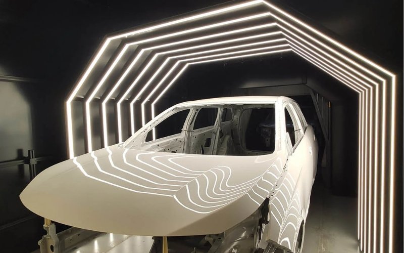 Túnel de inspección automática de calidad con iluminación estructurada para la detección de defectos de pintura en carrocerías de automoción.